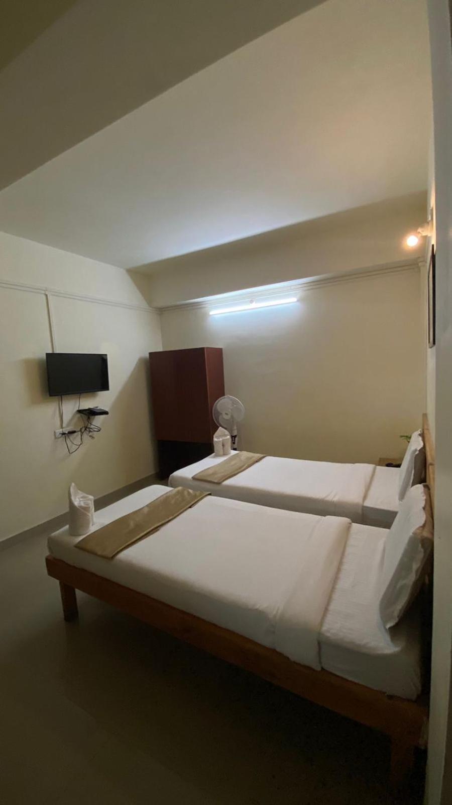 Hotel Travellers Inn Шиллонг Экстерьер фото