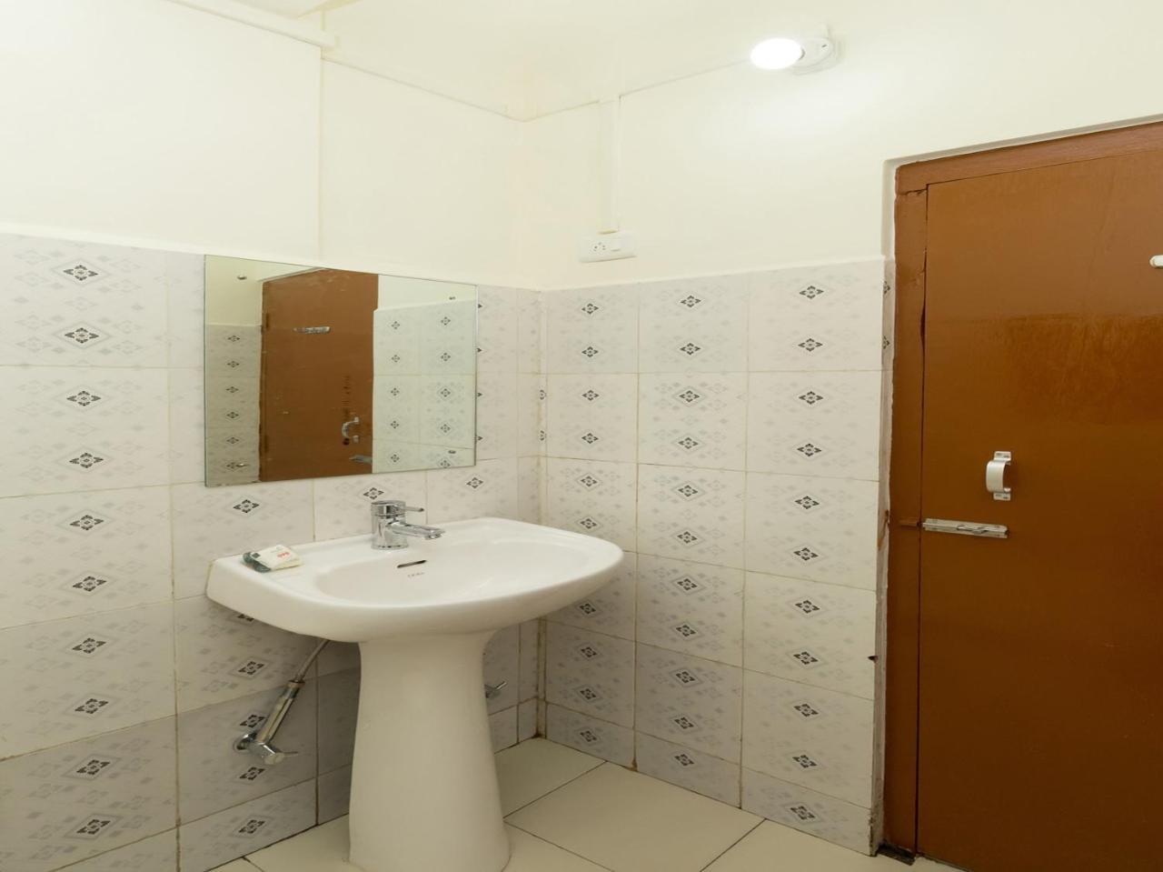 Hotel Travellers Inn Шиллонг Экстерьер фото